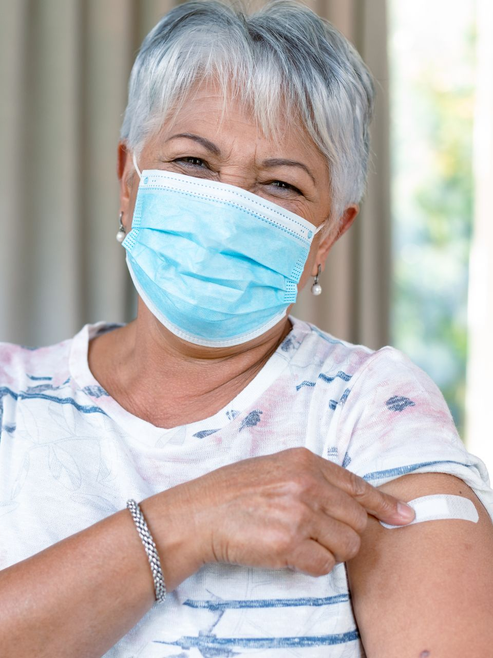 Femme âgée portant un masque