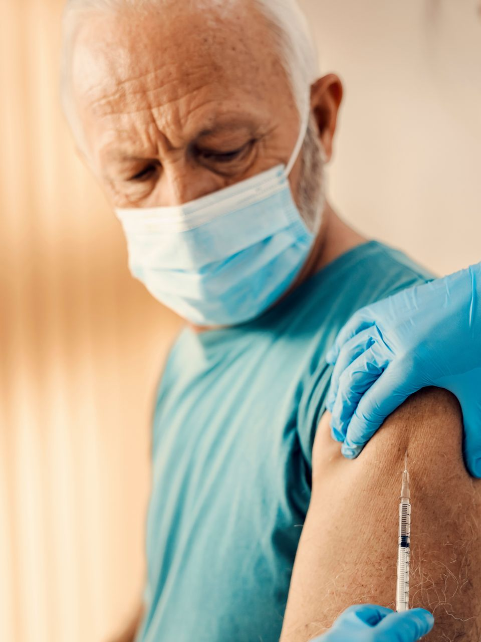 Un homme âgé en train de se faire vacciner
