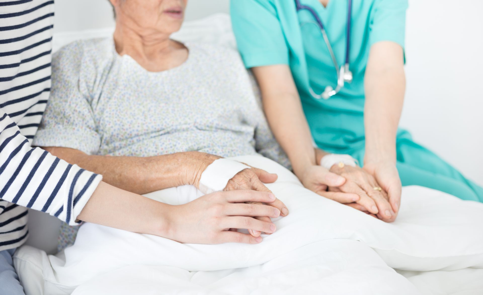 Personne âgée entourée d'un médécin et de sa famille