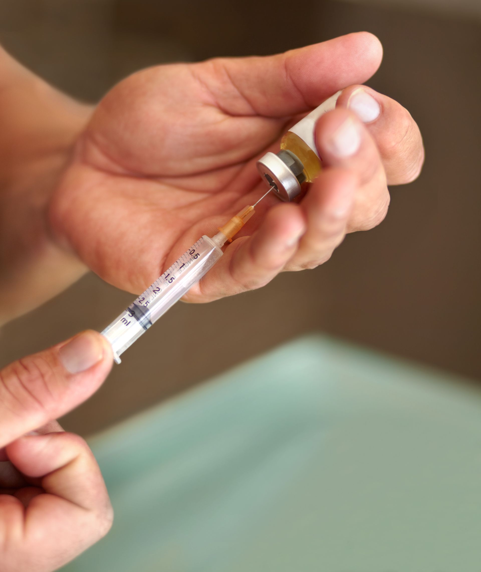Préparation d’une injection à l’aide d’une seringue et d’un flacon de médicament