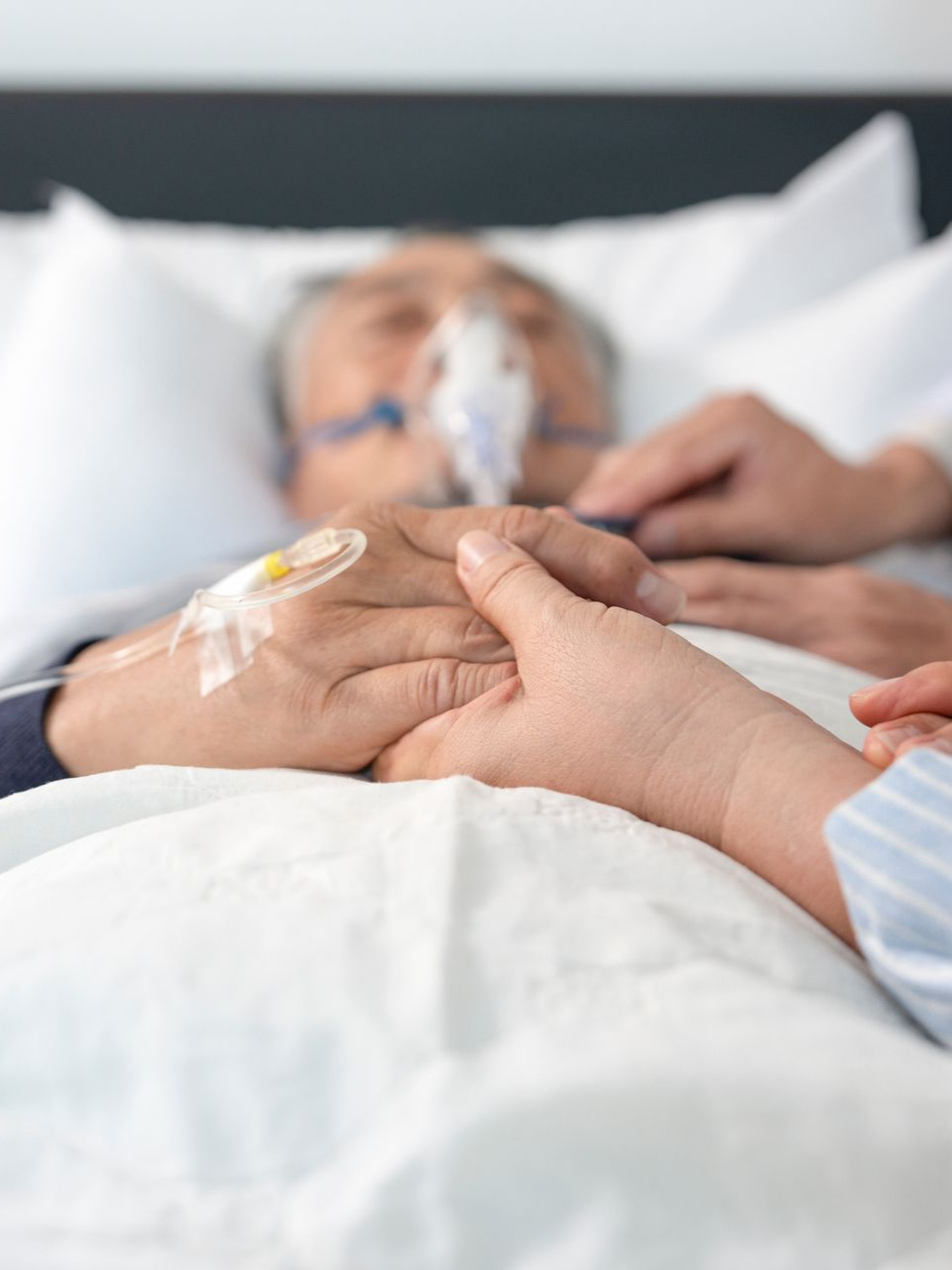 Personne transfusée sur un lit d'hôpital