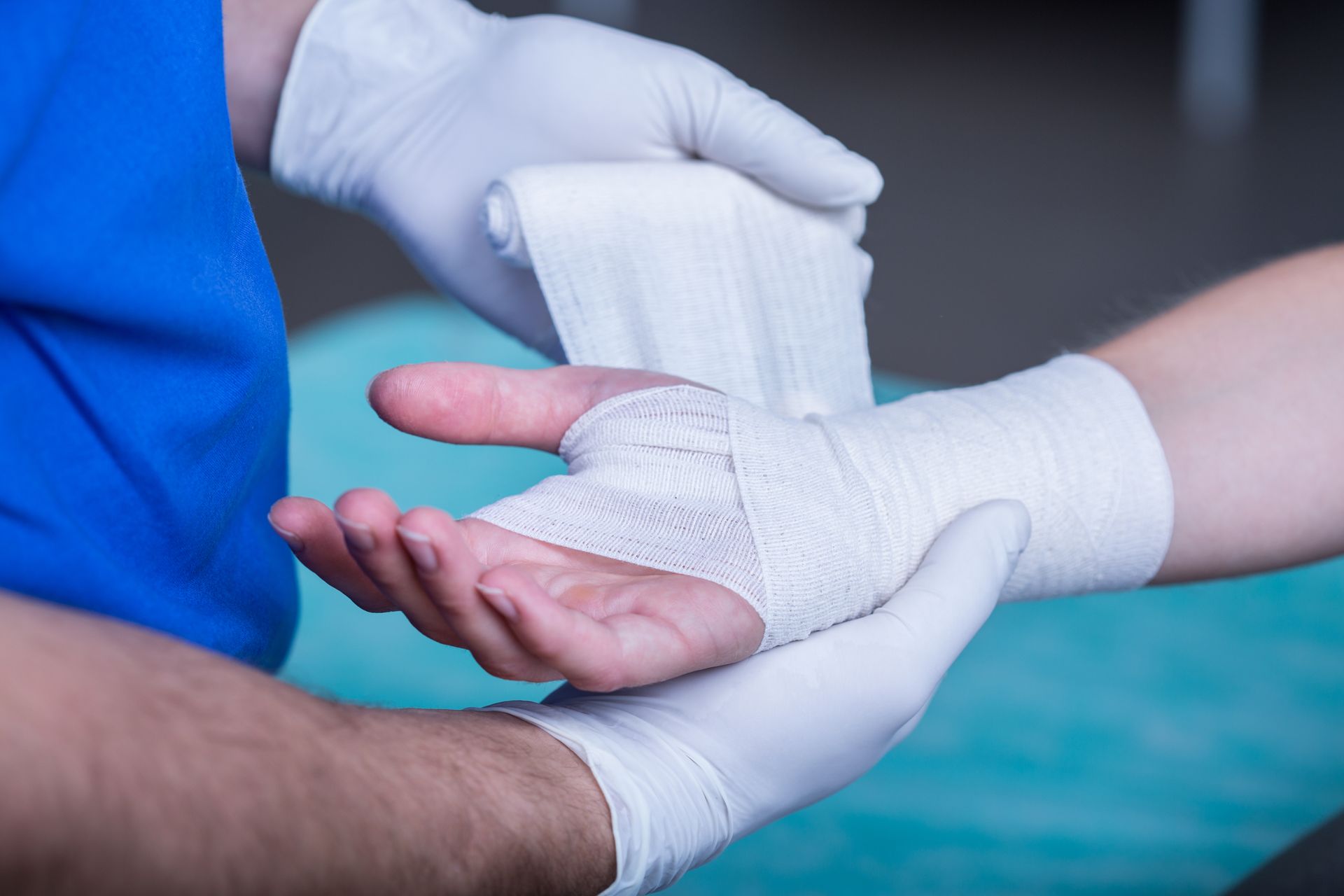 Médecin en train de refaire un pansement