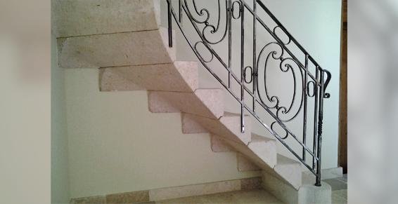 Escaliers en pierre à Fons