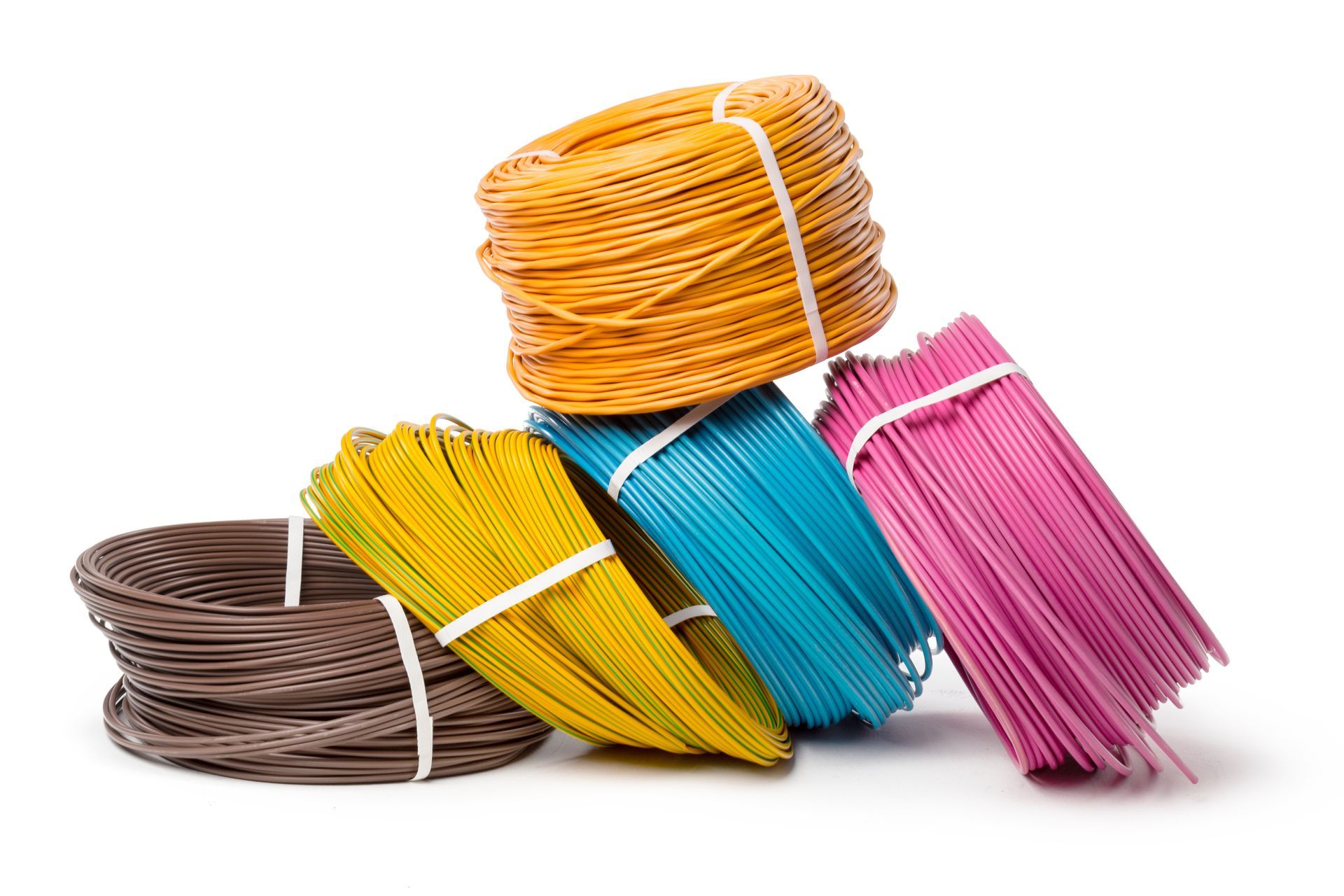 Feixes de fios coloridos, incluindo amarelo, azul, rosa, marrom e laranja, são amarrados com barbante branco.
