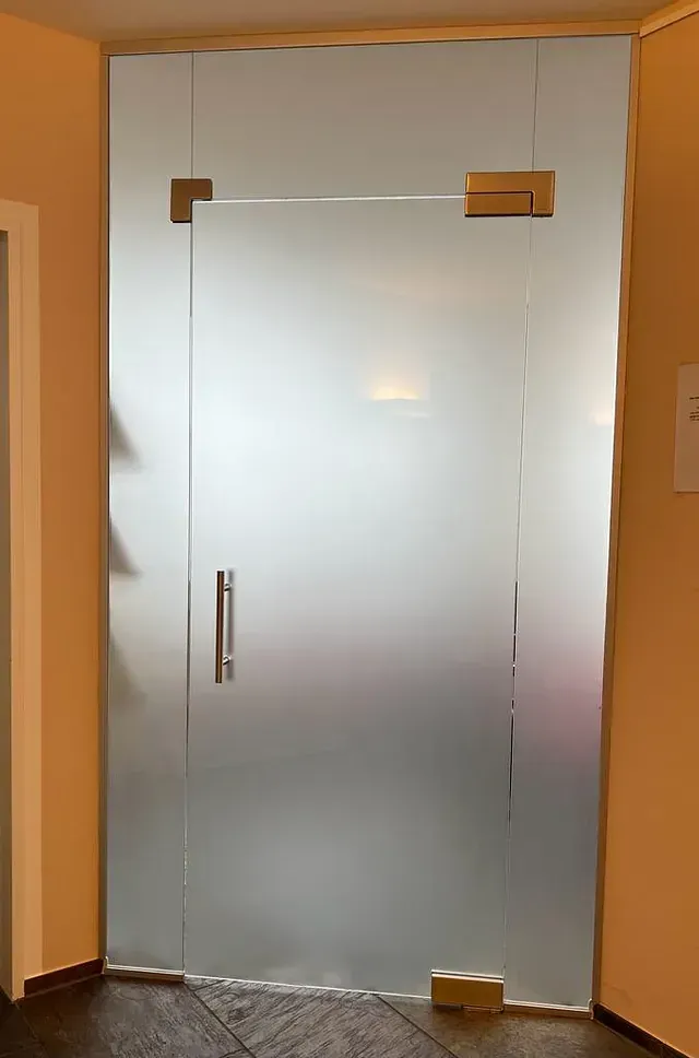 Glastür mit Glasrahmen