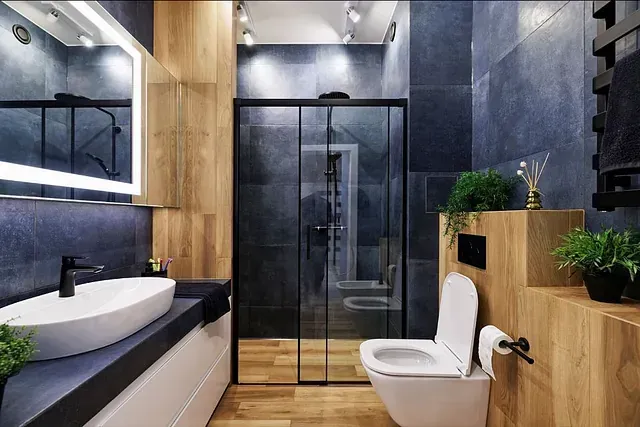 Glasschiebetüren in modernem Badezimmer