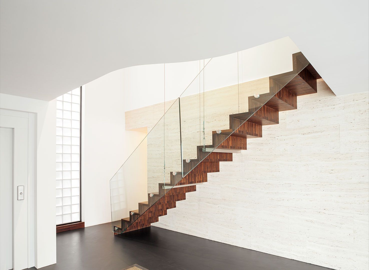 Treppe mit Glasgeländer von unten