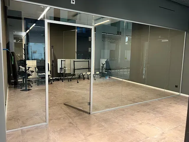 Glaswand mit Glastür eines Meetingraums
