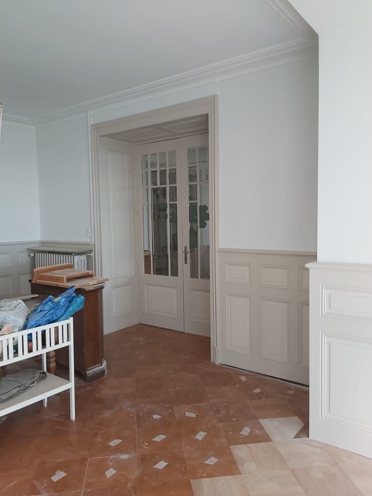 Rénovation des murs et boiseries d'une ancienne maison.