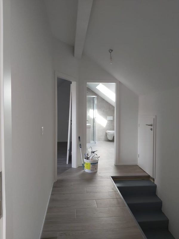 Rénovation des murs et boiseries d'une ancienne maison.