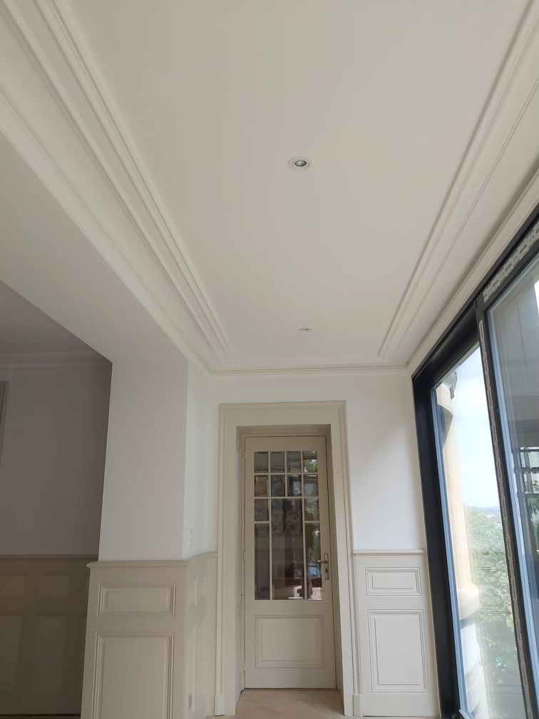 Construction d'un faux plafond avec moulure en plâtre