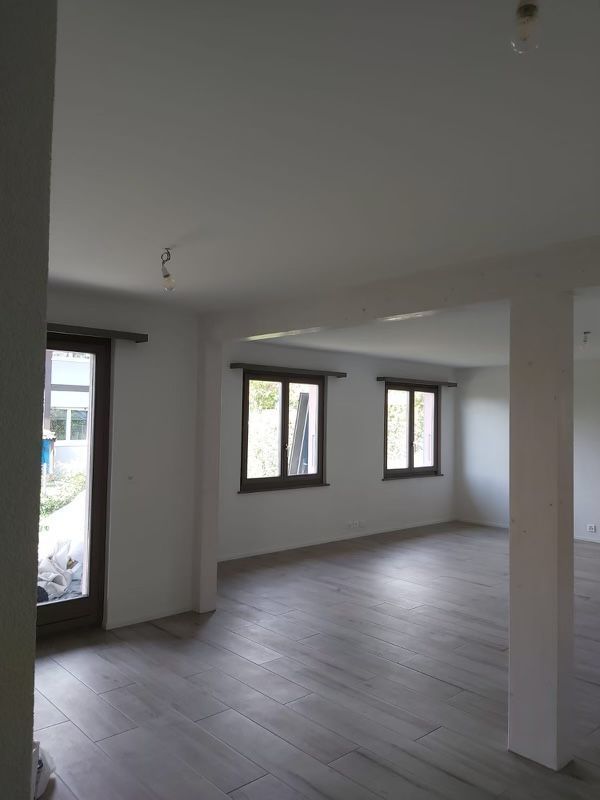 Rénovation des murs et boiseries d'une ancienne maison.