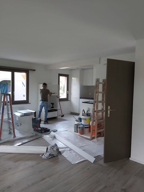 Rénovation des murs et boiseries d'une ancienne maison.