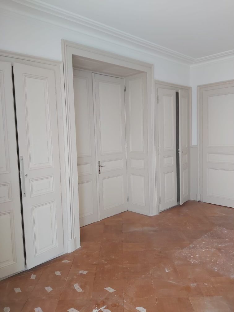 Rénovation des murs et boiseries d'une ancienne maison.