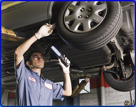 ITA Castilla mecánico revisando carro