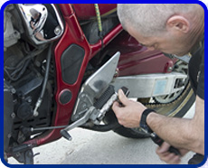 ITA Castilla hombre arreglando moto