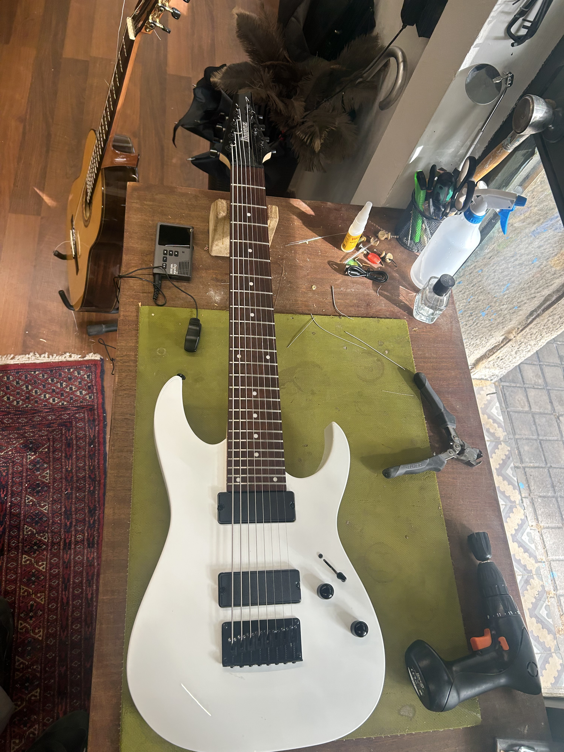 Primer plano y vista desde un ángulo bajo del mástil, las cuerdas y el cuerpo de una guitarra acústica