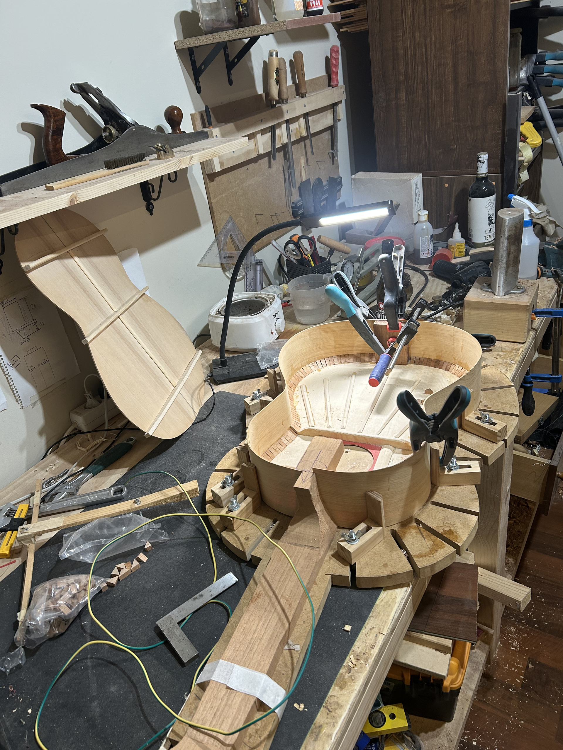Una etiqueta rectangular en el interior de una guitarra, firmada