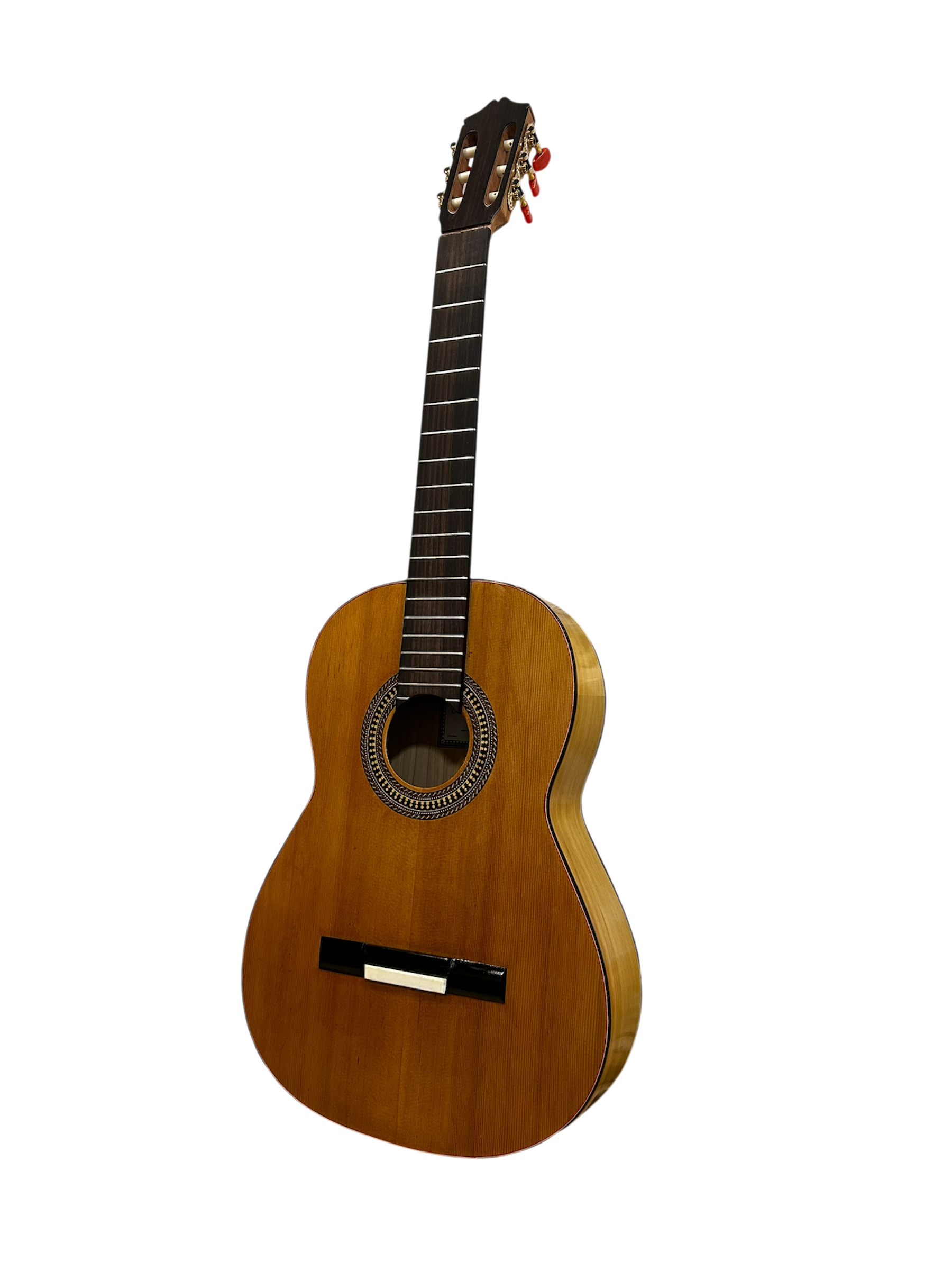 Una etiqueta rectangular en el interior de una guitarra, firmada 