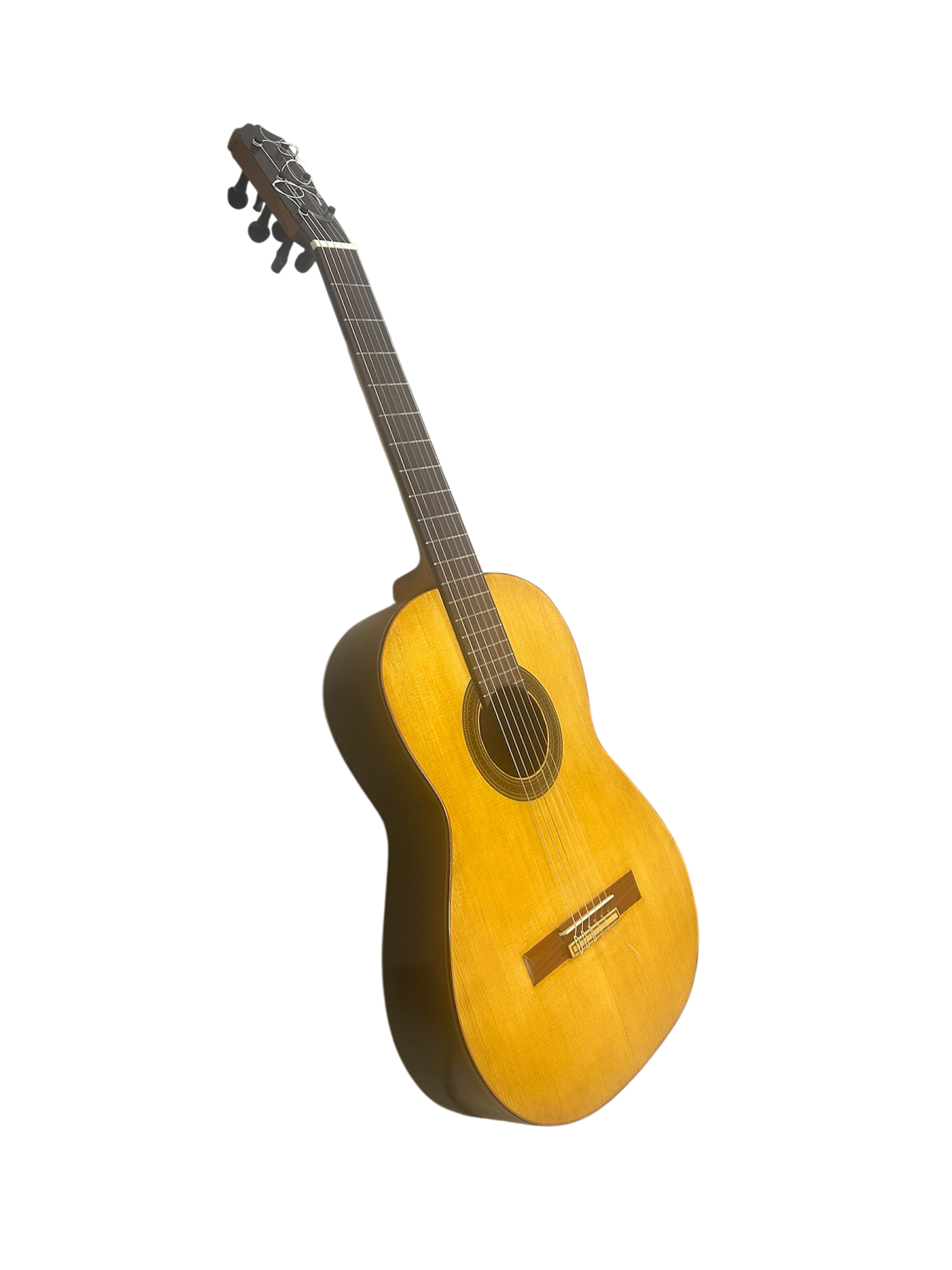Una persona sostiene la pala negra y la parte superior del mástil de una guitarra sobre un fondo liso de color claro.