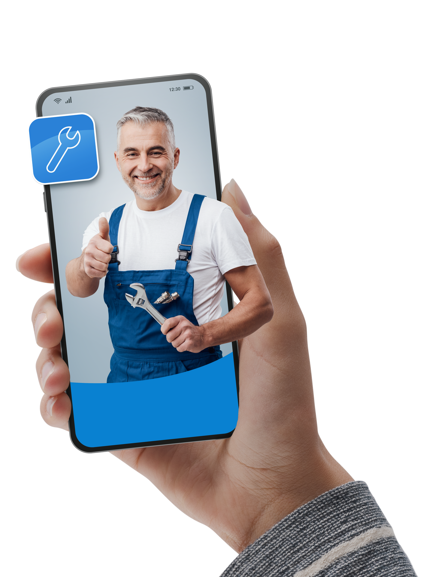 Une main tient un smartphone affichant l'image d'un technicien souriant en salopette bleue tenant une clé, avec un outil au-dessus.