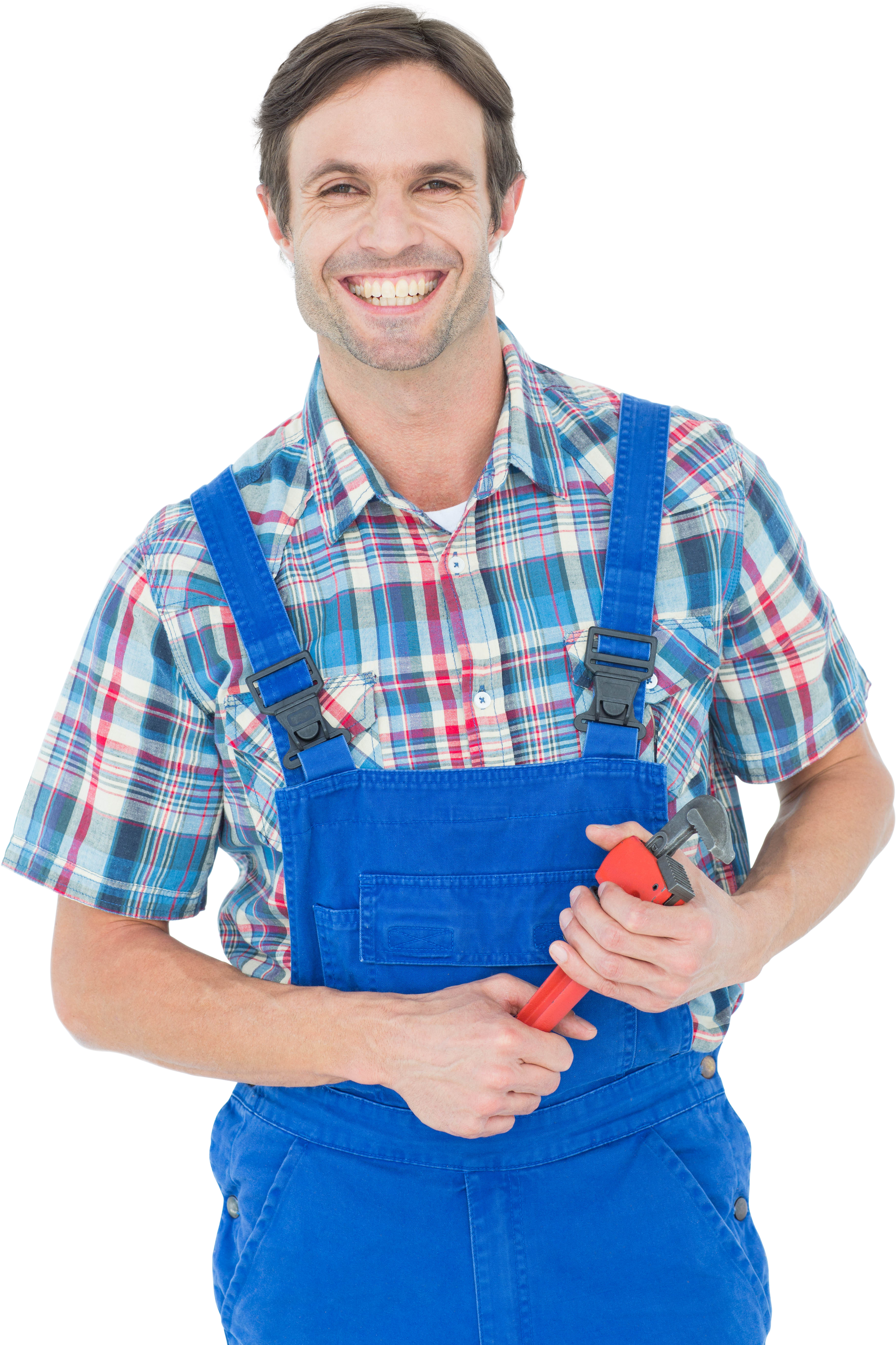 Une personne vêtue d'une chemise à carreaux bleus et d'une salopette de travail bleue sourit en tenant une clé à pipe rouge sur fond blanc.