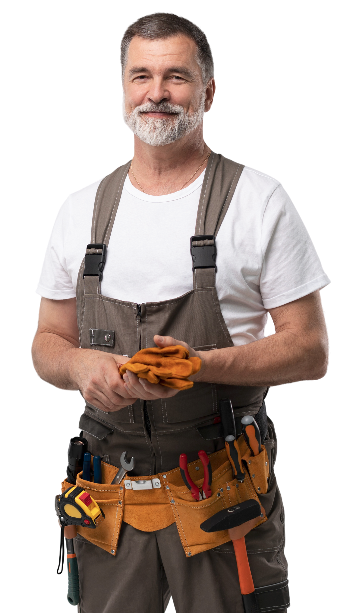 Un professionnel souriant, vêtu d'une chemise blanche et d'une salopette de travail marron avec une ceinture à outils, tenant des gants de travail en cuir.