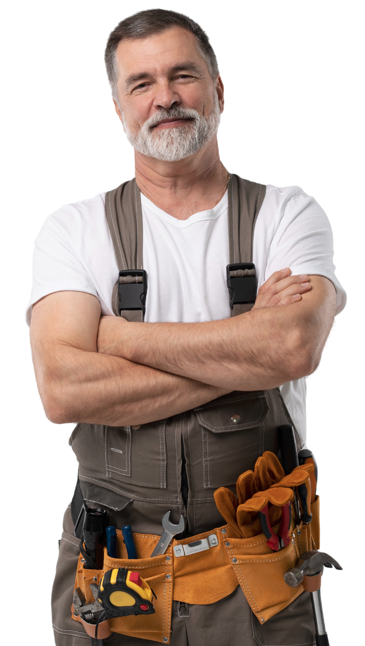 Une personne portant une salopette et une ceinture à outils avec du matériel, debout, les bras croisés, sur fond blanc.