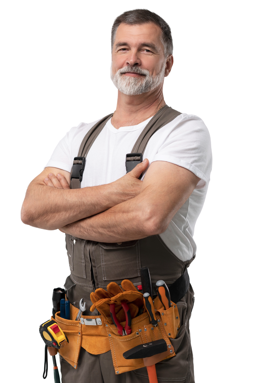 Un ouvrier du bâtiment barbu, vêtu d'une salopette et d'une ceinture à outils, se tient debout, les bras croisés, sur un fond blanc.