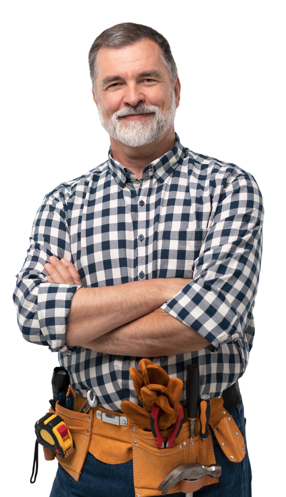 Une personne souriante, vêtue d'une chemise à carreaux et d'une ceinture à outils, pose les bras croisés sur un fond blanc.