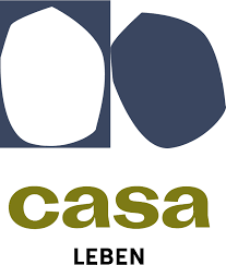 Logo für CASA: zwei abstrakte Formen in Weiß und Dunkelblau über dem Wort „casa“ in Grün und dem Wort „LEBEN“ in Schwarz.