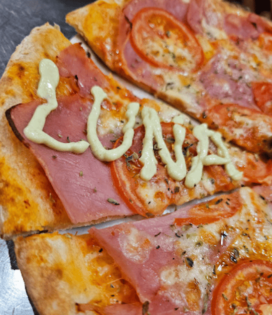 Una pizza con la palabra luna escrita en ella