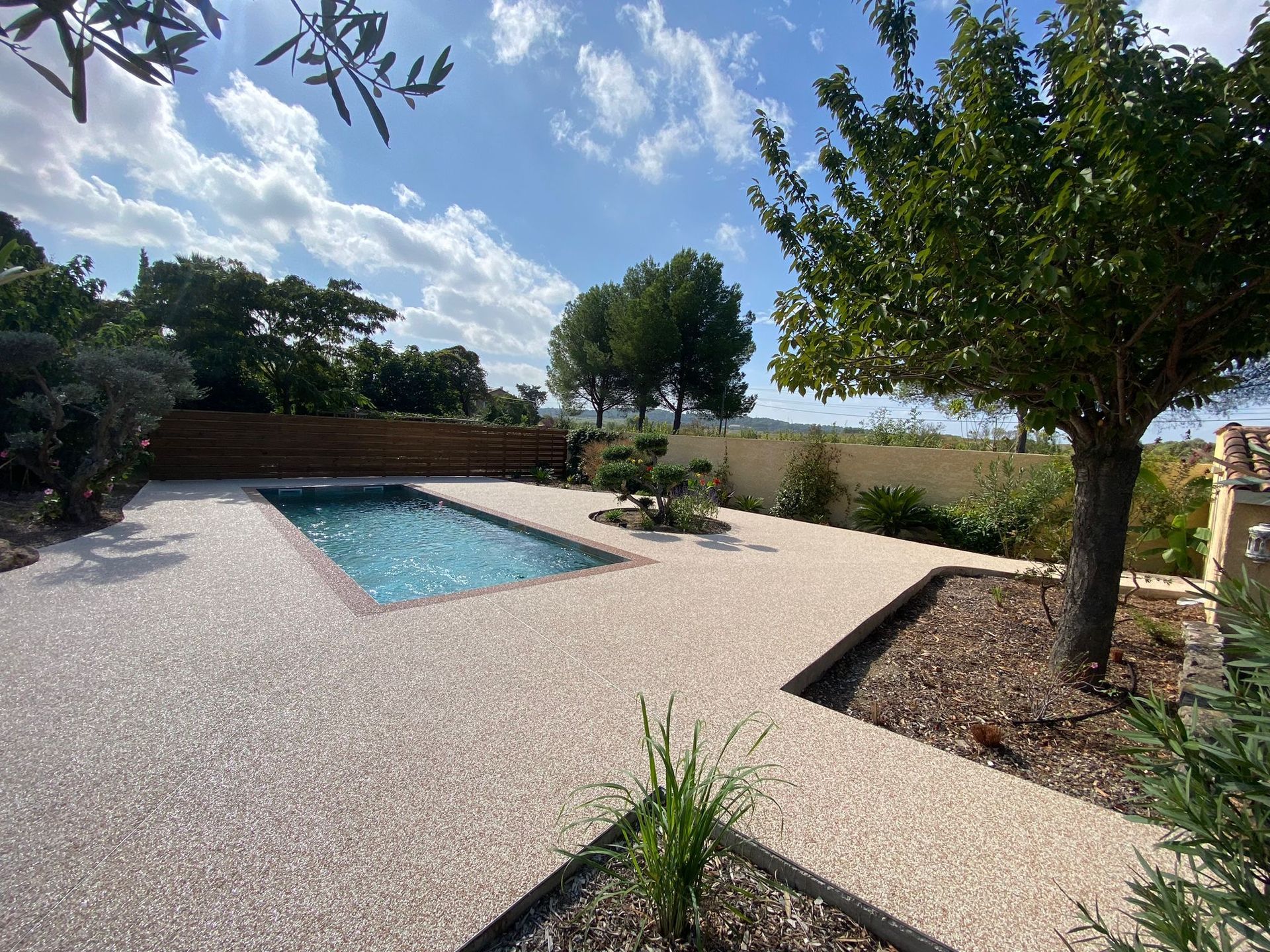 Sol en résine avec piscine creusée.