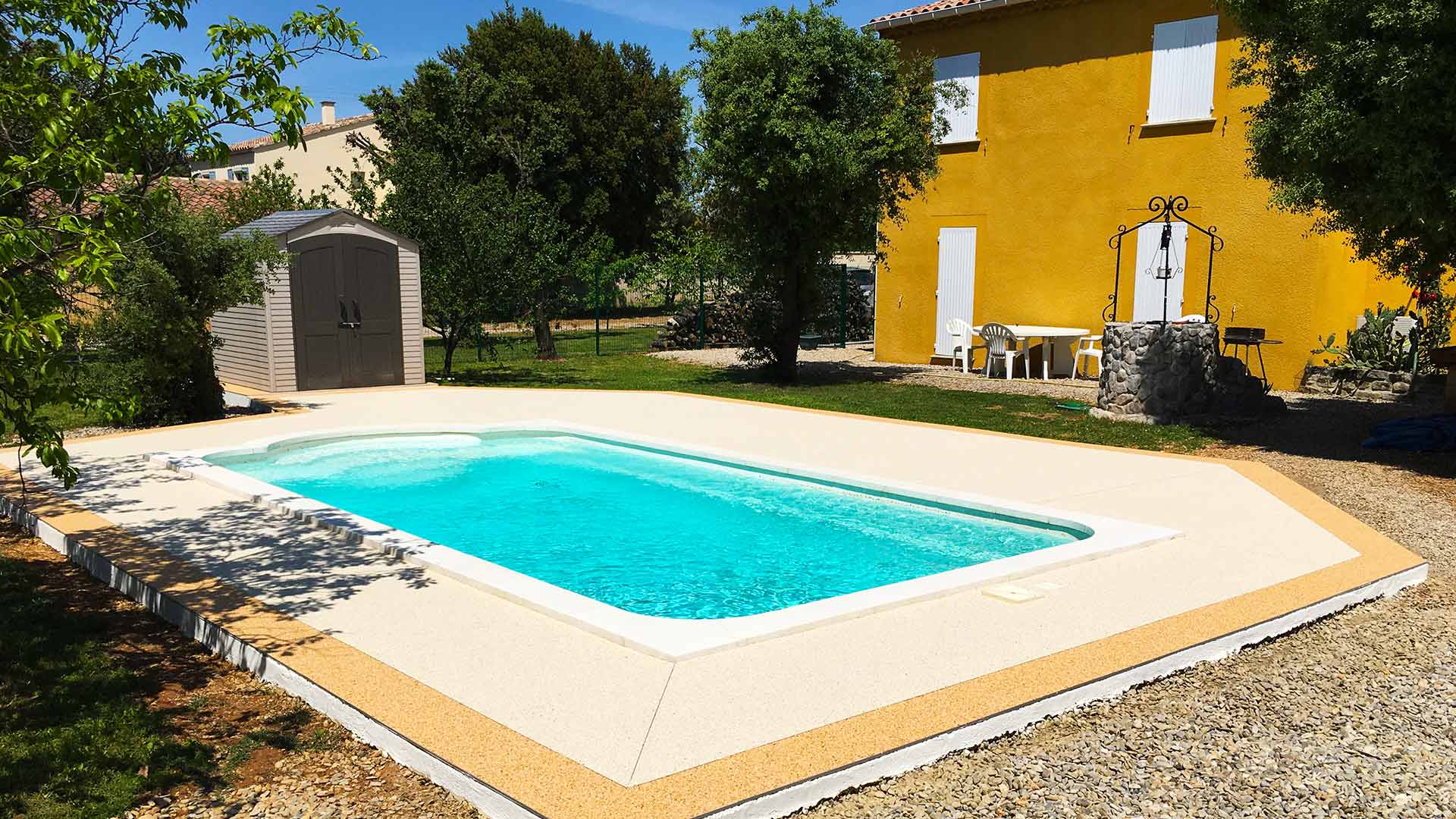Très jolis bords de piscine en résine dans un jardin.
