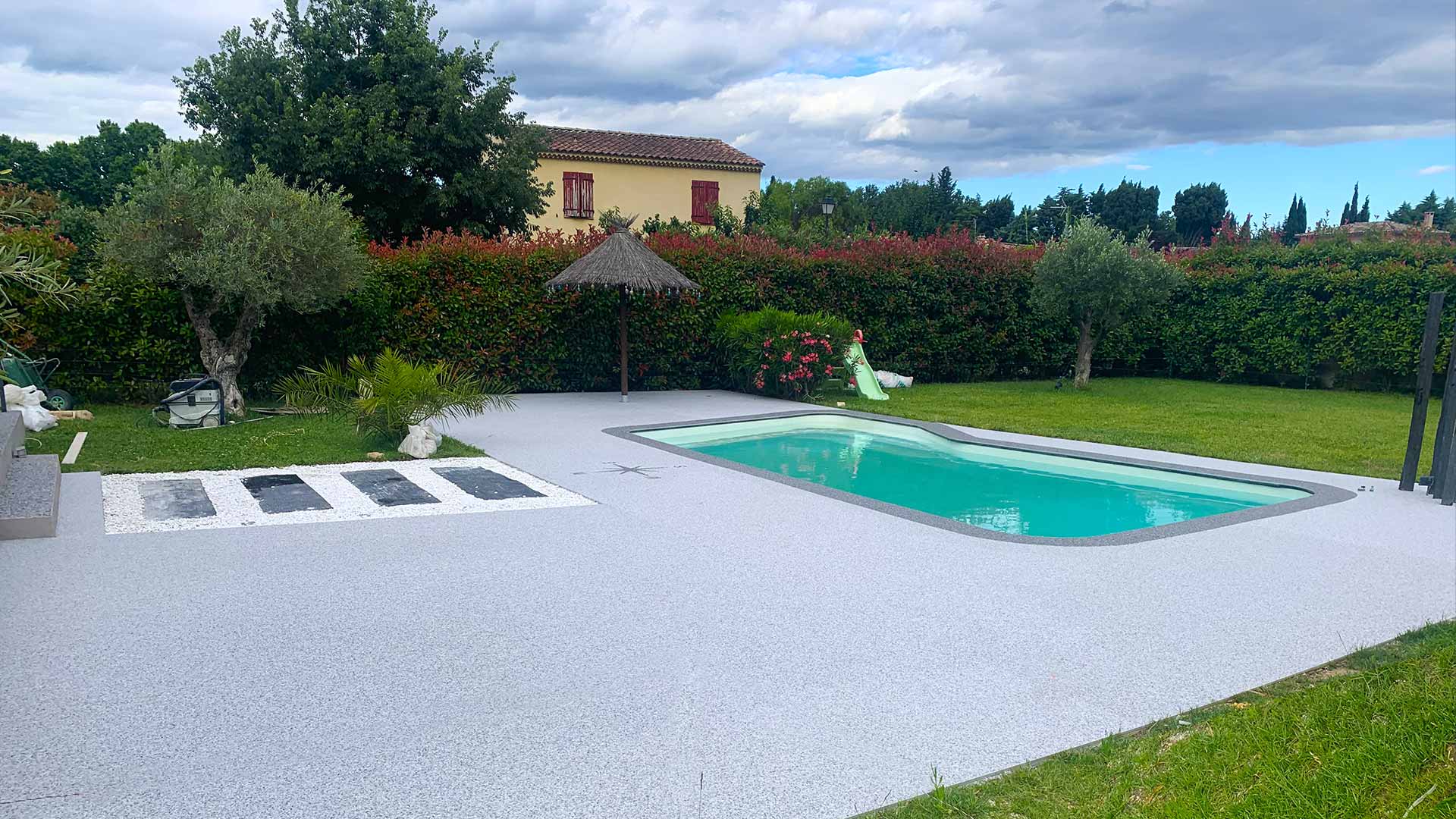 Super coin piscine avec sol en résine grise.