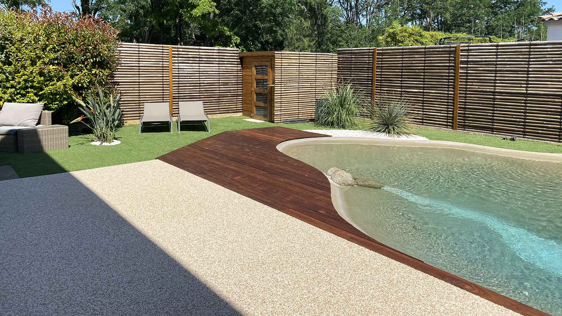 Jolis bords de piscine en résine et bois.