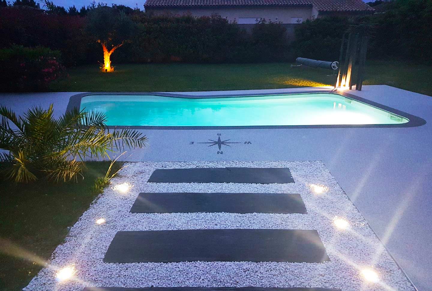 Magnifique piscine de nuit.