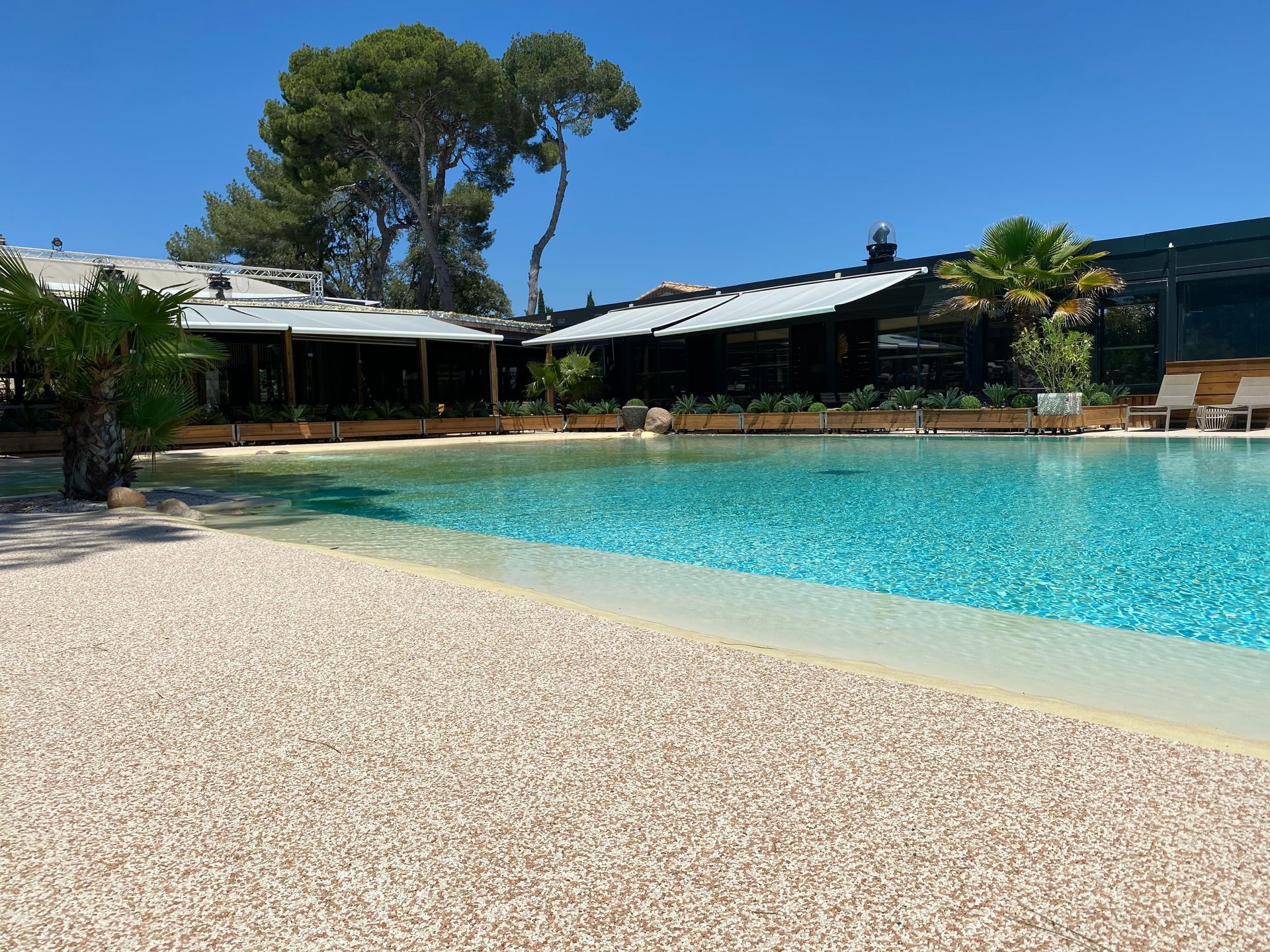 Création d'une plage artificielle en résine avec piscine.