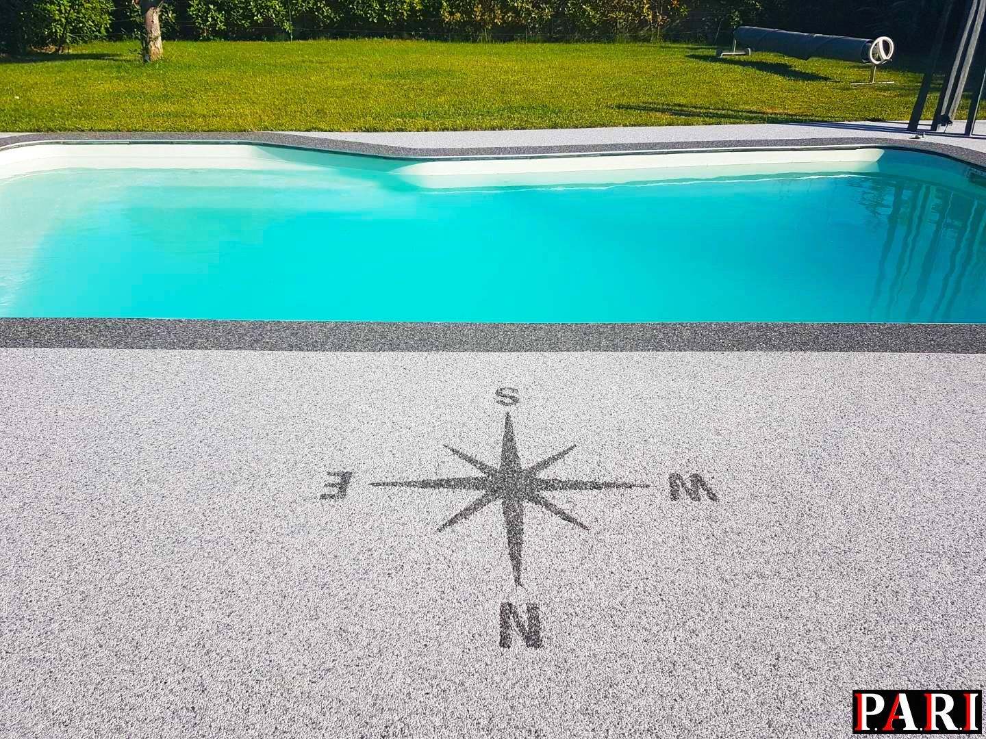 Résine drainante et motif décoratif en forme de rose des vents.