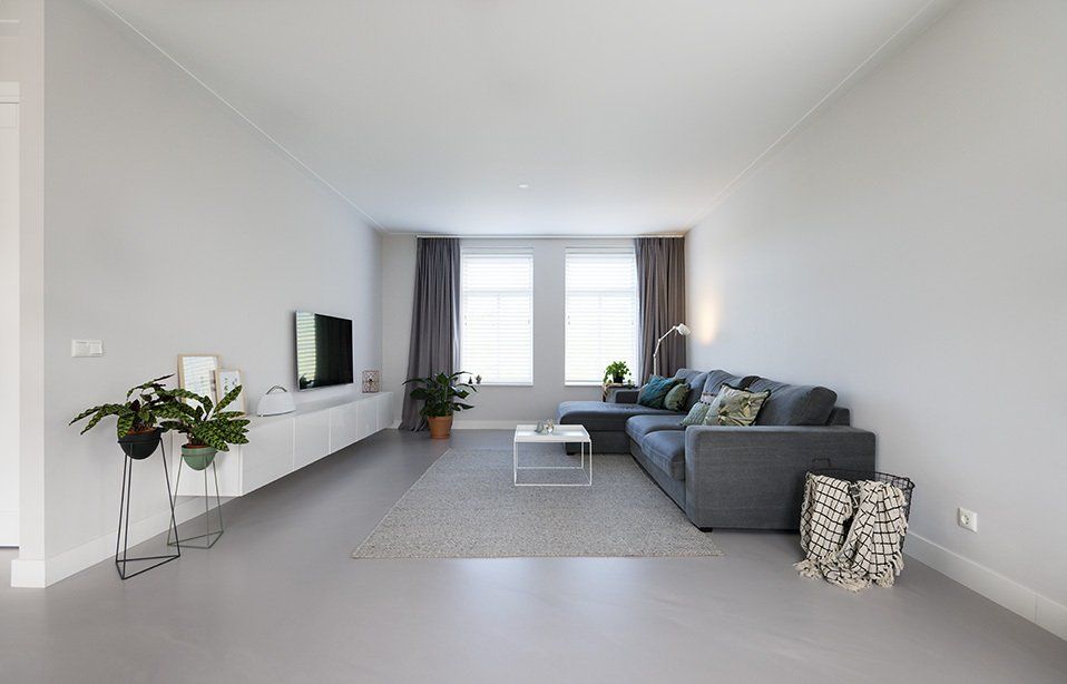 Béton ciré synthétique coulé dans intérieur sobre et moderne.