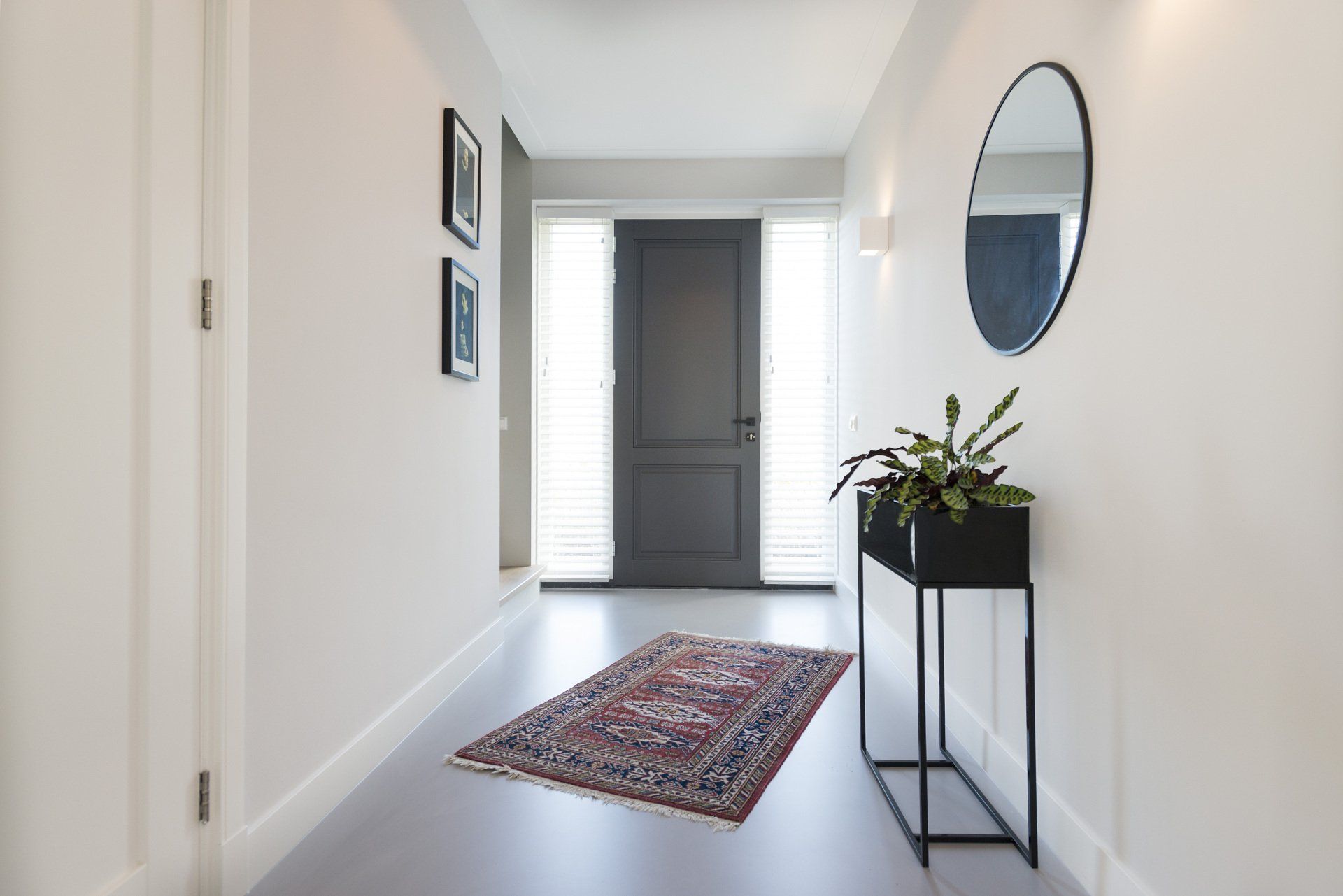 Béton ciré synthétique dans entrée de maison, aménagement moderne et épuré.