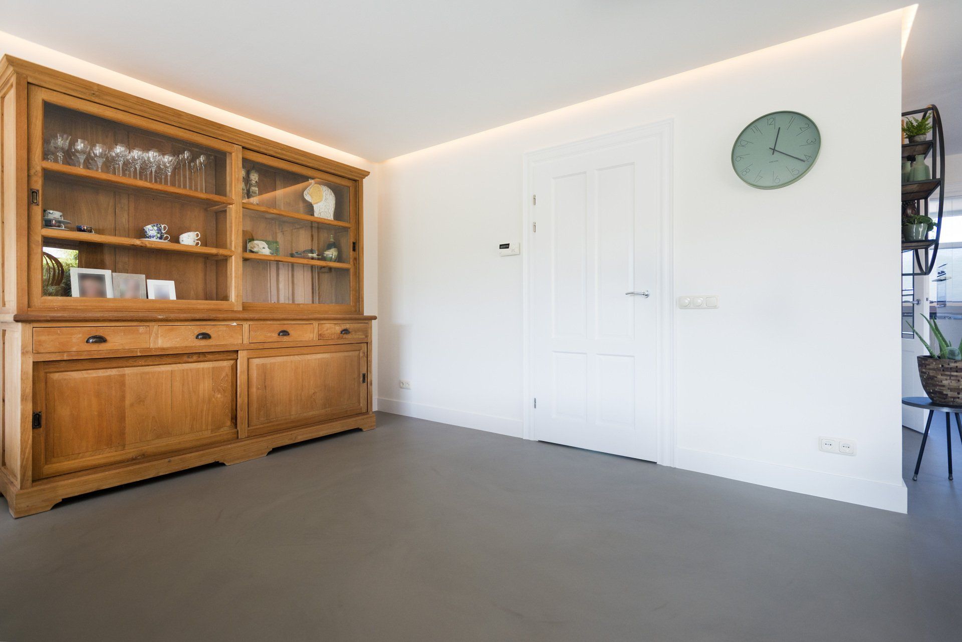 Béton ciré synthétique couleur taupe coulé dans intérieur vide.