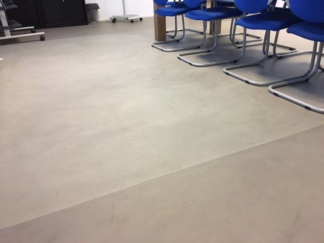 Résine décorative beige et taupe coulée dans intérieur d'une entreprise.