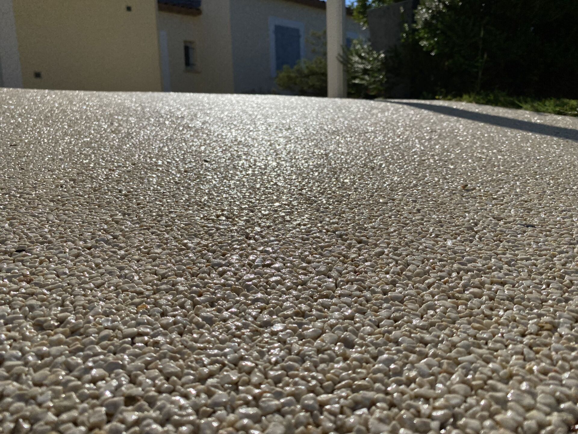 Résine drainante en très gros plan, focus sur le matériau.