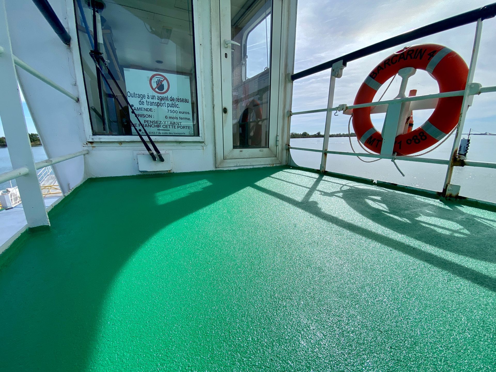 Résine amortissante sur le pont d'un bateau