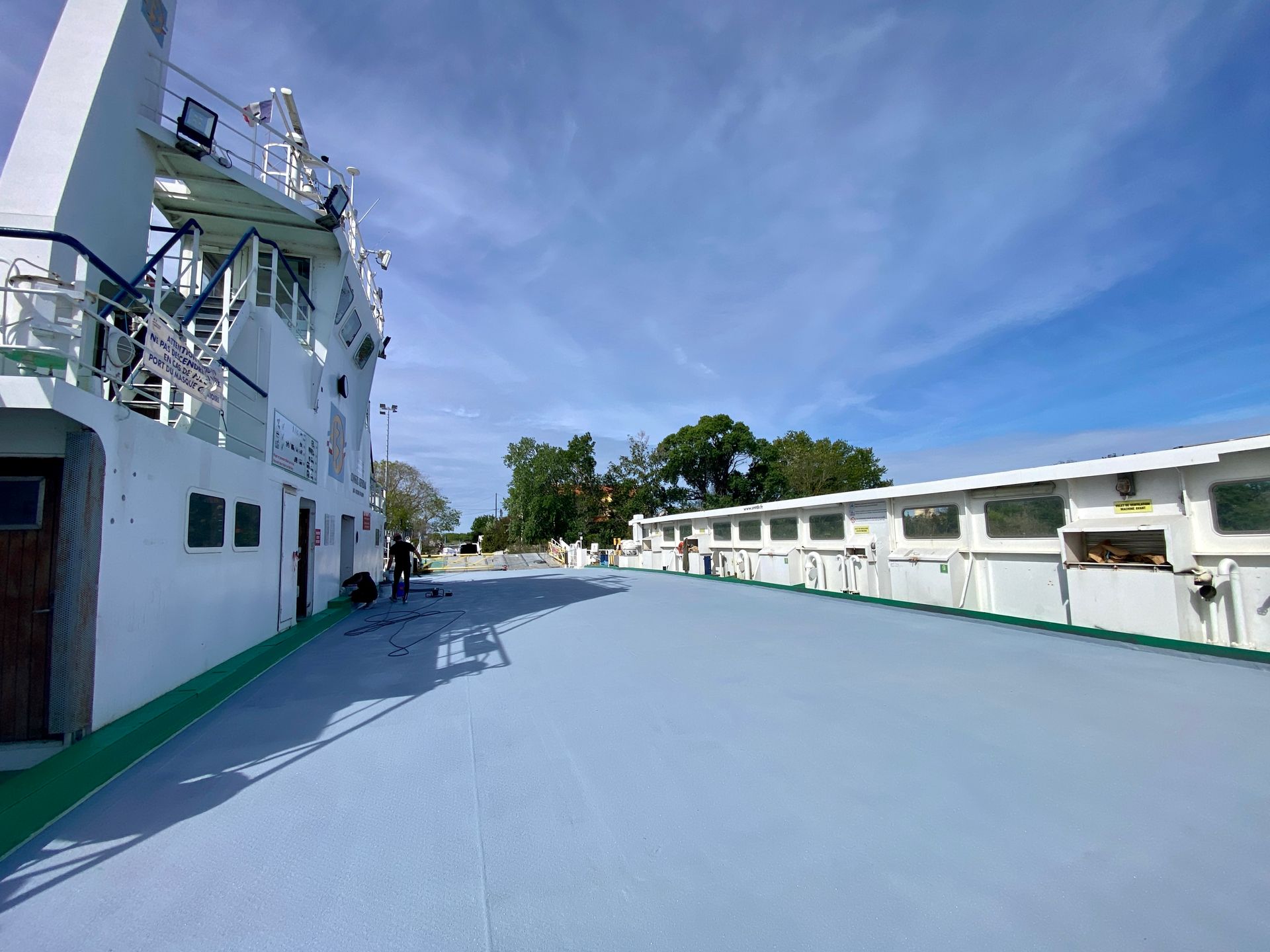 Bâtiment industriel avec une grande surface en béton lisse et des structures métalliques.