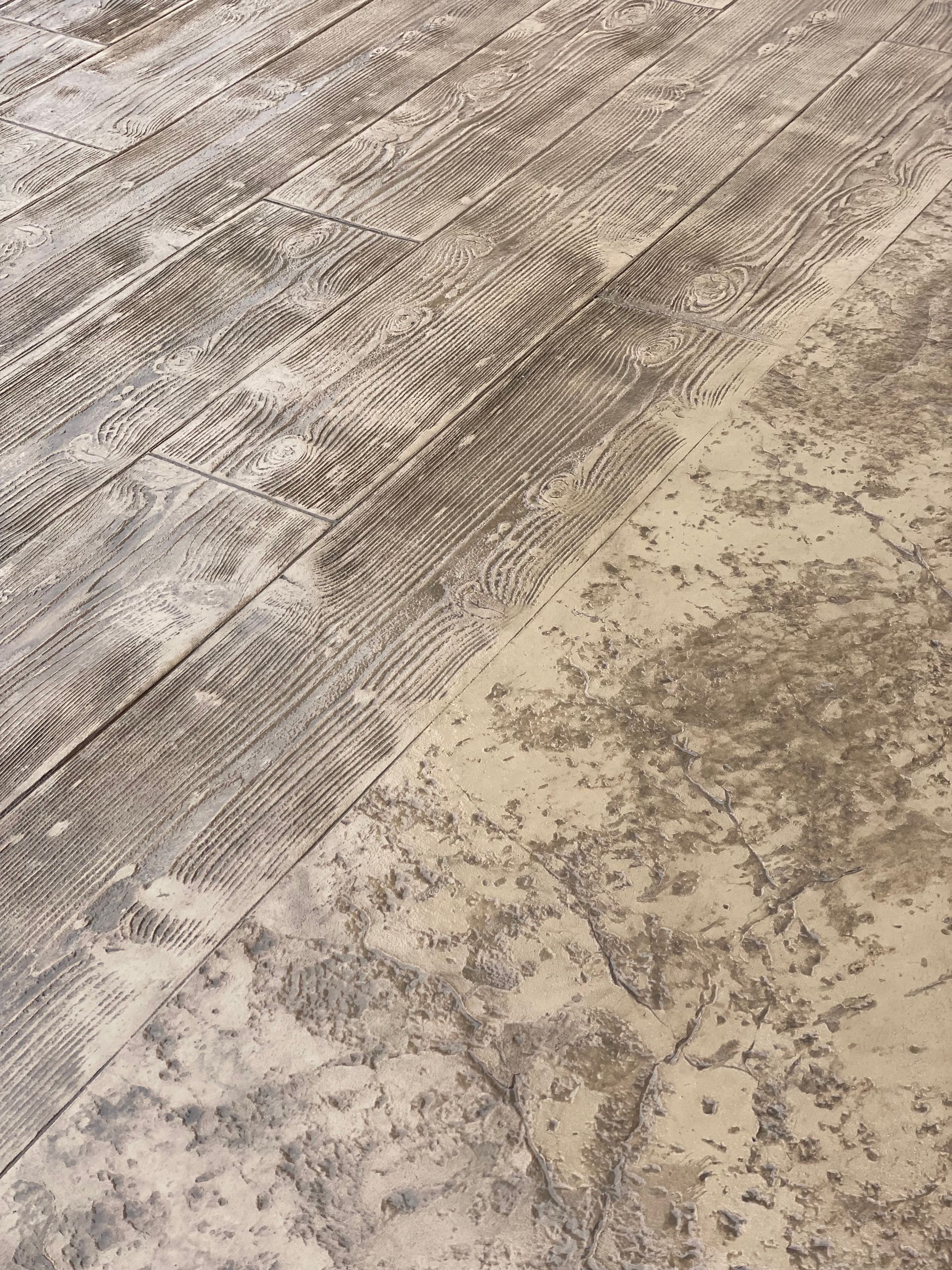 Surface en béton avec dessin effectuée pour faire un trompe oeil parquet.