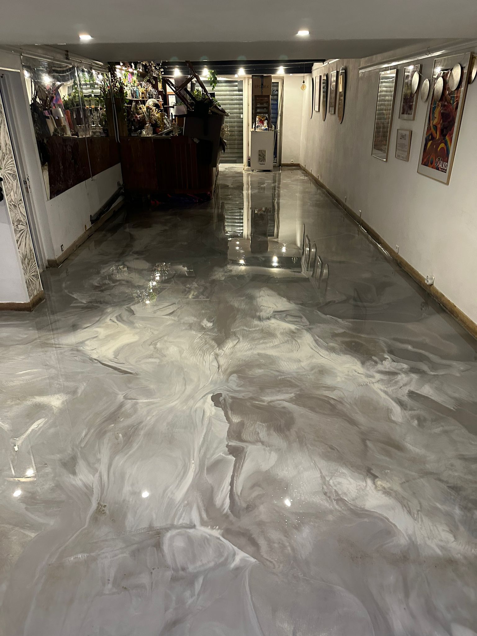 Photo de l'intérieur d'un local professionnel avec un sol en résine époxy métallisée - PARI à Montpellier