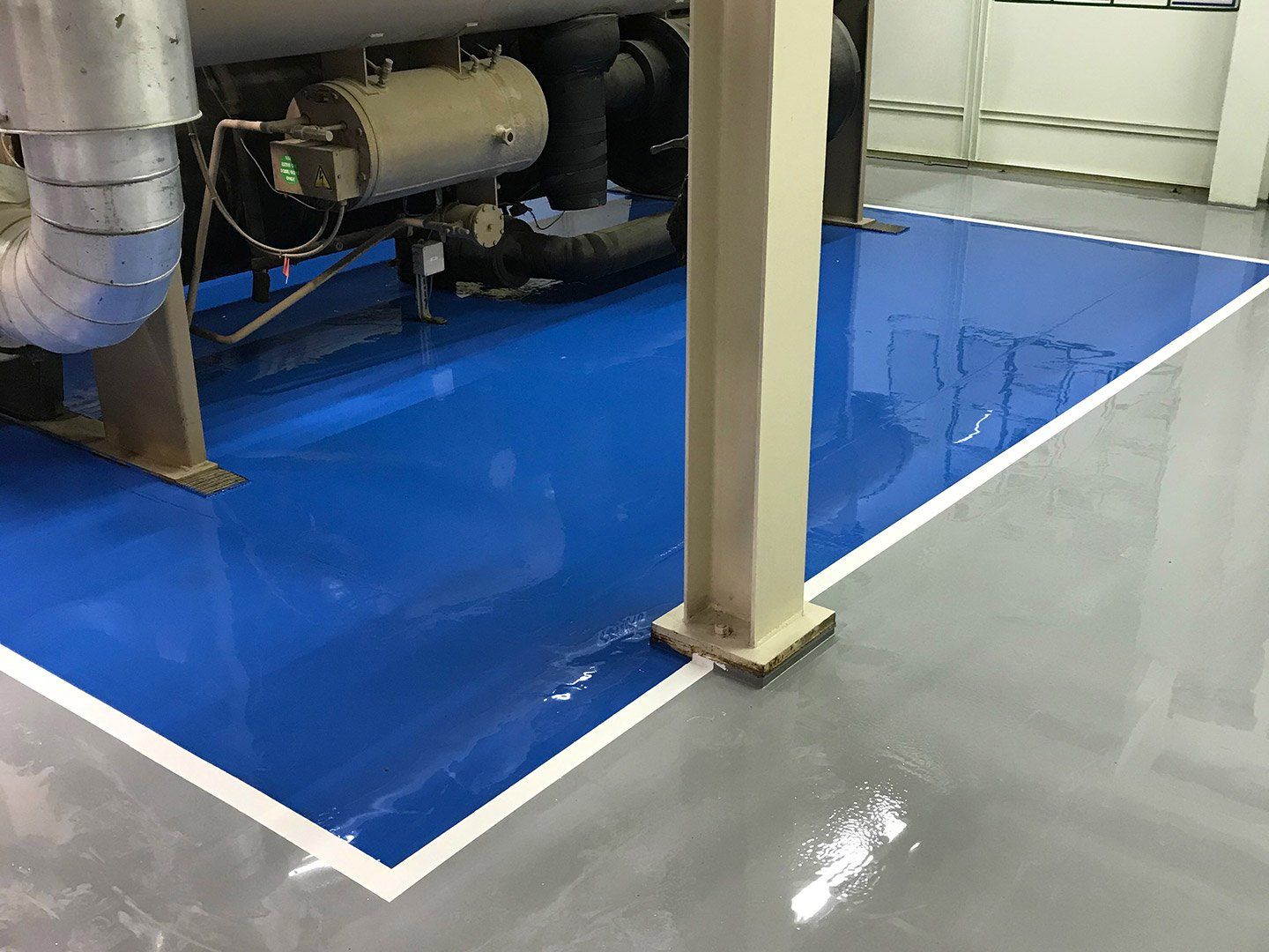 Résine industrielle bleue et grise dans une entreprise.