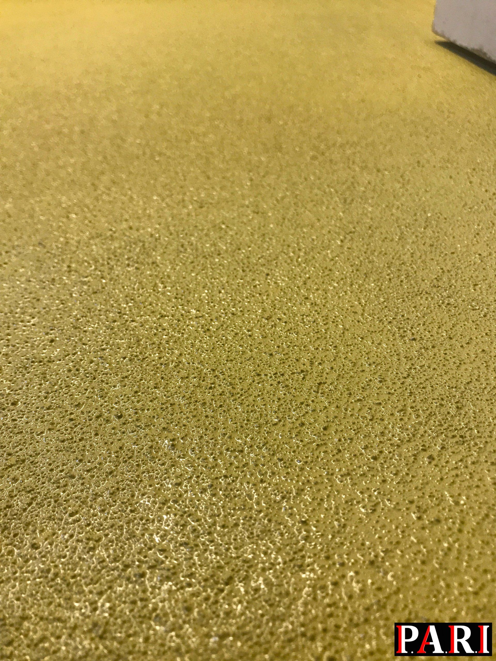 Prise de vue en très gros plan de résine industrielle granuleuse jaune installée dans une industrie.